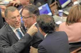 Efraín Cepeda celebra su elección como presidente del Senado con los congresistas del Partido de La U Roy Barreras y Armando Ben