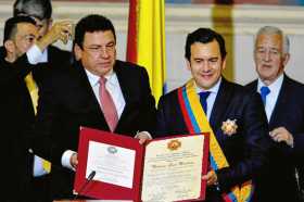 Miguel Ángel Pino le entregó la Presidencia de la Cámara de Representantes a Rodrigo Lara. 