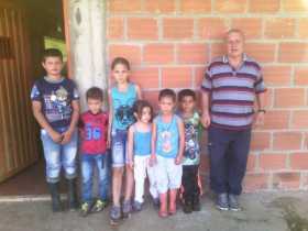 El profesor Carlos Alberto Ortiz con los seis niños de la escuela La Cumbre, abierta casi 10 años después de ser cerrada por el 