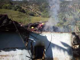 En pocos minutos la mitad de la casa fue consumida por las llamas.