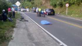 El accidente ocurrió a las 5:30 de la tarde de ayer frente a la entrada a la finca Costa Rica. 