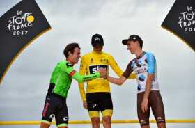 El podio del Tour de Francia 2017. Chris Froome, Rigoberto Urán y Roain Bardet. 
