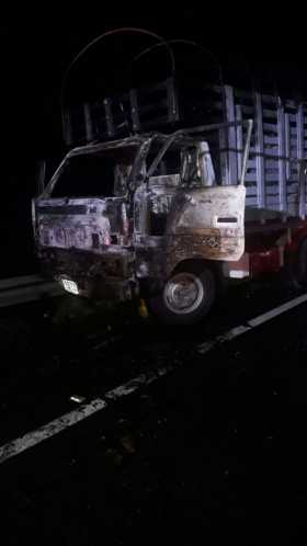 Así quedó el vehículo incendiado.