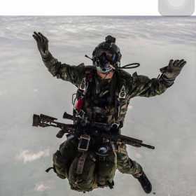 El neirano, durante un salto en paracaídas.