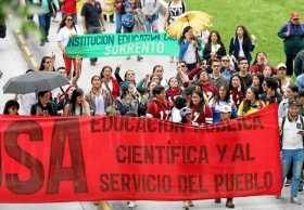 Miles de maestros marcharon ayer en Bogotá ante la ausencia de acuerdos con el Gobierno Nacional. 