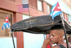 El conductor de un bicitaxi espera la llegada de clientes en La Habana (Cuba).