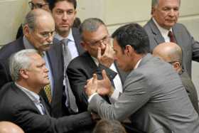 Foto | Colprensa | LA PATRIA  Guillermo Rivera, ministro del Interior, dialoga con Horacio Serpa, liberal, Hernán Andrade, conse