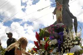 Habitantes dejan velas, flores y carteles como homenaje a las víctimas del naufragio.