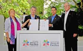 Junto a sus homólogos de Chile, Michelle Bachelet; Perú, Pedro Pablo Kuczynski, y México, Enrique Peña Nieto, Santos, cuyo país 