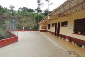 La escuela de la vereda El Rosario está adscrita a la Institución Educativa San Pedro, de Anserma.