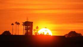 Atardecer en Manizales donde se puede apreciar la Torre al Cielo en el barrio Chipre.
