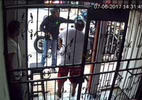 Los delincuentes arribaron al sitio, el parrillero descendió y abordó a la víctima.