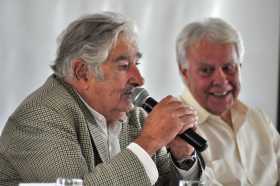 José Mujica (izquierda) y Felipe González (derecha)