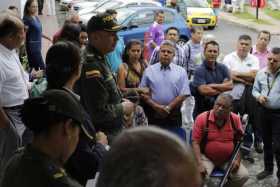 Cerca de 40 personas se reunieron a la entrada de la Clínica de la Policía para hacer valer sus derechos y poder hablar con el m