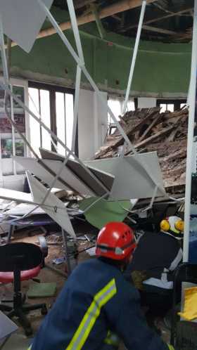 Foto | Unidad de Gestión del Riesgo | LA PATRIA El techo cayó sobre tres empleados que estaban en el lugar. Madera y góndolas de
