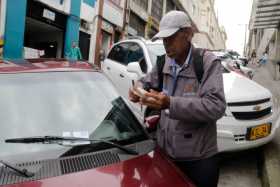 Fotos | Darío Augusto Cardona | LA PATRIA  Miguel Ángel Rodríguez le ponía tiquetes a los carros en la zona azul de la calle 22 