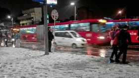 Las calles del norte de Bogotá quedaron colmadas por una capa blanca de granizo.