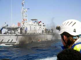 Patrulla de la Marina militar Libia durante un rescate de los ocupantes de una lancha neumática en el Mediterráneo. 