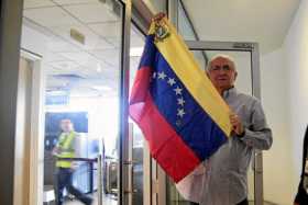 El alcalde metropolitano de Caracas escapó de Venezuela y de un cautiverio que superó esta semana la marca simbólica de los mil 