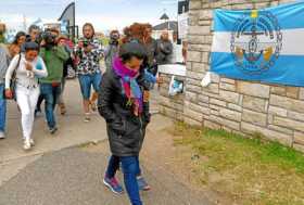 Familiares de los tripulantes del submarino ARA San Juan salen resignados de la Base Naval Mar del plata (Argentina) 