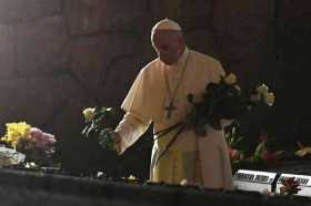 El papa Francisco coloca rosas blancas en las fosas Ardeatinas, donde fueron fusiladas más de 300 personas en la II Guerra Mundi