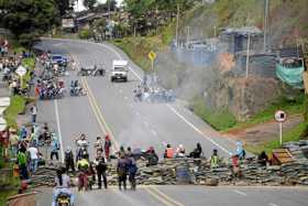 Indígenas bloquearon la carretera Panamericana, entre Cali y Popayán.