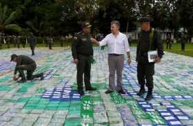 Juan Manuel Santos (2d), en medio de paquetes que contienen cocaína, en Apartadó (Antioquia).
