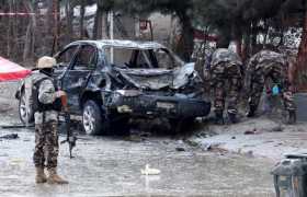 Personal de seguridad afgano inspecciona la escena del ataque bomba suicida. 