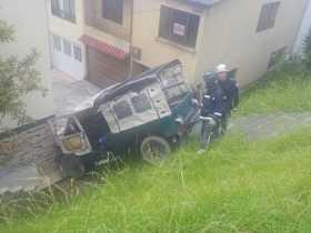 *Un carro se quedó sin frenos ayer en el barrio Villanueva y bajó por unas escalas. Sin lesionados.