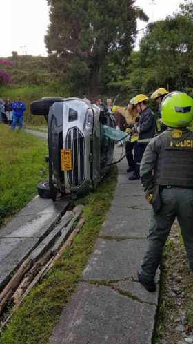 Dos personas lesionadas en volcamiento vehicular en Cerro de Oro 