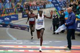 La llegada del keniano Geoffrey Kamworor.