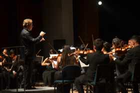 El maestro Gorka Sierra, dirige la Orquesta Sinfónica de Caldas durante uno de los conciertos Mozart