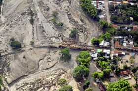 El río La Paila acabo con vías, puentes y casas.