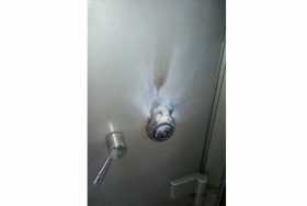 Esta fue la caja de seguridad que dañaron los delincuentes para luego sacar el dinero.