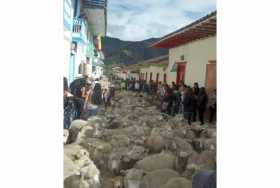 Desfile de ovejas por las calles de Marulanda, espectáculo que cada vez atrae más turistas.