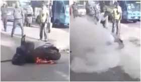La moto ardió unos 20 segundos. Un comerciante apagó el fuego