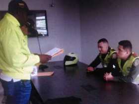 Momento en que les notifican de la captura a los dos patrulleros.