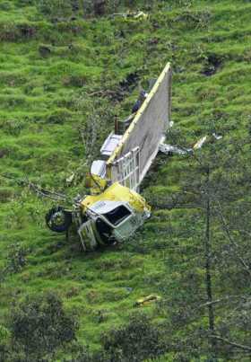 Rescatan a conductor que se rodó en su camión en la vía Manizales - Bogotá 