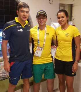 Eduardo Londoño (izquierda) con el secretario del Deporte de Caldas, Ronald Bonilla, y la también triatleta Maira Alejandra Varg