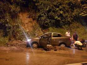 Particular chocó contra un deslizamiento en la Autopista del Café 