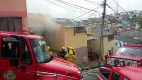 Evacuan viviendas en el barrio El Bosque por incendio
