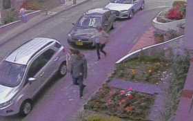 A las 11:44 de la mañana del jueves, el timador se sentóa en un antejardín a la espera de una víctima.