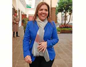 María Alejandra Vicuña, actual ministra de Desarrollo Urbano y Vivienda de Ecuador, camina por el Palacio de Gobierno. 