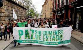 Defensores de derechos humanos y organizaciones sociales se movilizaron ayer en la céntrica Plaza de Bolívar de Bogotá para pedi