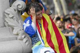  Una asistente a la concentración en las inmediaciones del Parlamento de Cataluña, para seguir a través de una pantalla la compa
