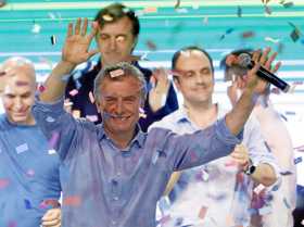 El presidente argentino, Mauricio Macri, saluda en el búnker del partido Cambiemos, en Buenos Aires (Argentina).