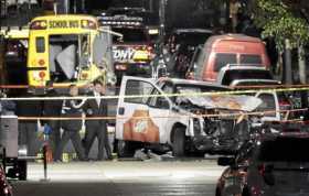 Autoridades investigan la escena del atentado terrorista. En la imagen se ve la camioneta que conducía el terrorista y el bus co