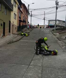 Dos motos de los uniformados terminaron en el piso.