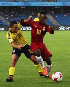 Brayan Gómez (i) disputa el balón con Emmanuel Toku (d) durante el encuentro correspondiente al grupo A del Mundial Sub-17