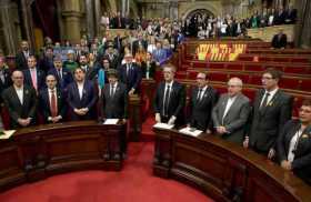 El pleno del Parlament, sin los grupos del PPC, PSC y C's, entonan el himno catalán tras aprobar la declaración de independencia